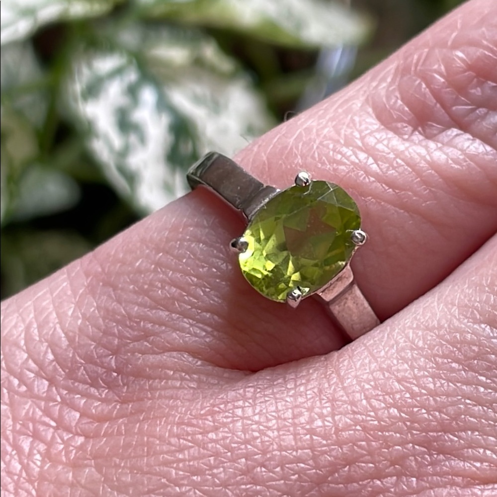 925 sterling silver peridot ring sz 4 or 4-1/2 oval